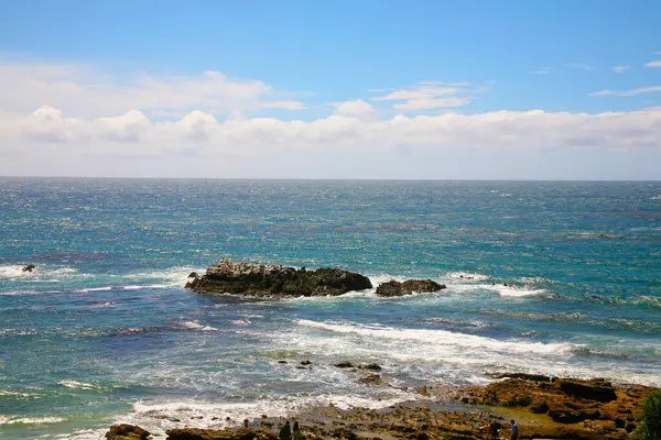 Laguna Sahili, Kaliforniya. Laguna Sahili, Main Beach. Crescent Bay of Laguna Beach, Orange County, Kaliforniya ABD. Laguna. Heisler Park 'taki Pasifik Okyanusu manzarası. Orange County California 'da. Sörf yukarı. Laguna Sahili Sahil Hattı ve Pasifik Sahil Otoyolu.