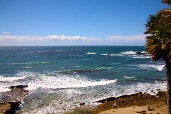Laguna Sahili, Kaliforniya. Laguna Sahili, Main Beach. Crescent Bay of Laguna Beach, Orange County, Kaliforniya ABD. Laguna. Heisler Park 'taki Pasifik Okyanusu manzarası. Orange County California 'da. Sörf yukarı. Laguna Sahili Sahil Hattı ve Pasifik Sahil Otoyolu.
