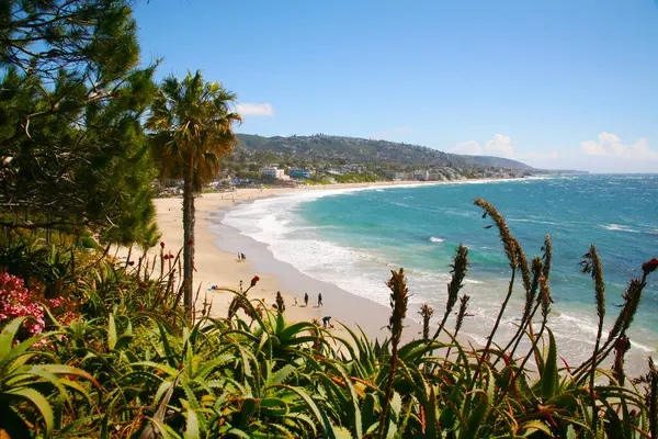 Laguna Sahili, Kaliforniya. Laguna Sahili, Main Beach. Crescent Bay of Laguna Beach, Orange County, Kaliforniya ABD. Laguna. Heisler Park 'taki Pasifik Okyanusu manzarası. Orange County California 'da. Sörf yukarı. Laguna Sahili Sahil Hattı ve Pasifik Sahil Otoyolu.