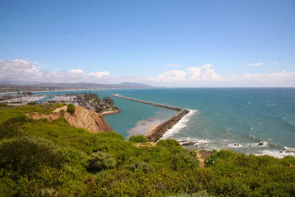 Dana Point. Dana Point, Güney Kaliforniya 'da, Orange County' de bir şehirdir. Dana Point Limanı, marinaları ve eklektik butikleriyle, yunus balıkları ve balina izleme gezileri için bir başlangıç noktasıdır. Dana Point 'te lüks yat ve teknelerin üzerinde gün batımı. 