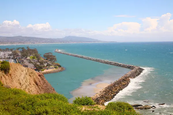 Dana Point. Dana Point, Güney Kaliforniya 'da, Orange County' de bir şehirdir. Dana Point Limanı, marinaları ve eklektik butikleriyle, yunus balıkları ve balina izleme gezileri için bir başlangıç noktasıdır. Dana Point 'te lüks yat ve teknelerin üzerinde gün batımı. 