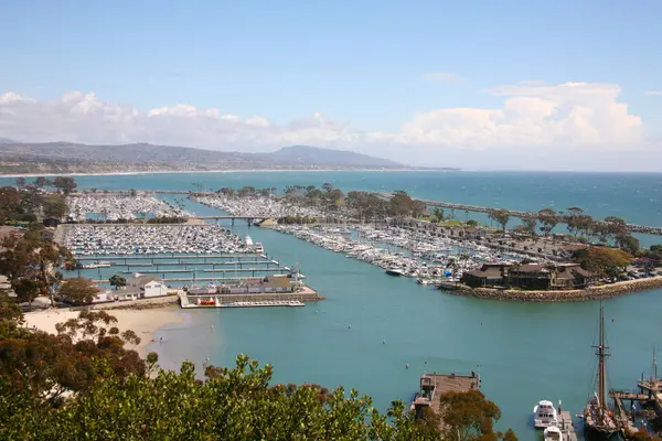 Dana Point. Dana Point, Güney Kaliforniya 'da, Orange County' de bir şehirdir. Dana Point Limanı, marinaları ve eklektik butikleriyle, yunus balıkları ve balina izleme gezileri için bir başlangıç noktasıdır. Dana Point 'te lüks yat ve teknelerin üzerinde gün batımı. 