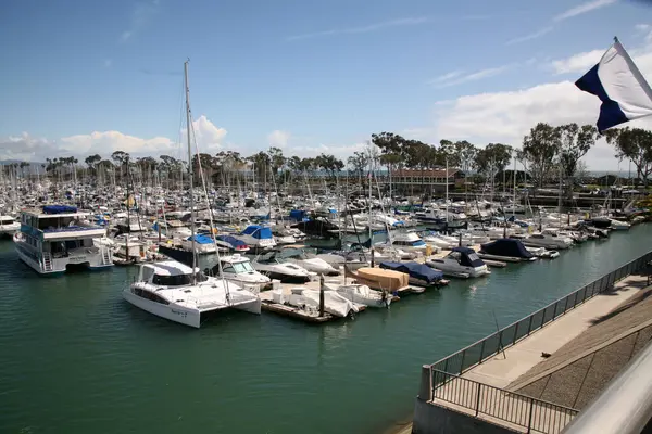 Dana Point. Dana Point, Güney Kaliforniya 'da, Orange County' de bir şehirdir. Dana Point Limanı, marinaları ve eklektik butikleriyle, yunus balıkları ve balina izleme gezileri için bir başlangıç noktasıdır. Dana Point 'te lüks yat ve teknelerin üzerinde gün batımı. 