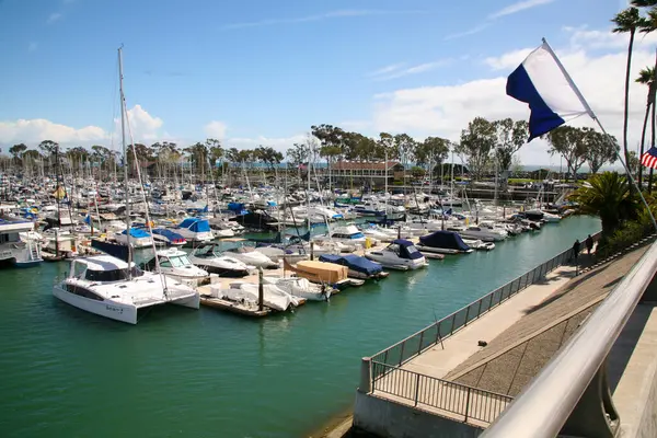 Dana Point. Dana Point, Güney Kaliforniya 'da, Orange County' de bir şehirdir. Dana Point Limanı, marinaları ve eklektik butikleriyle, yunus balıkları ve balina izleme gezileri için bir başlangıç noktasıdır. Dana Point 'te lüks yat ve teknelerin üzerinde gün batımı. 