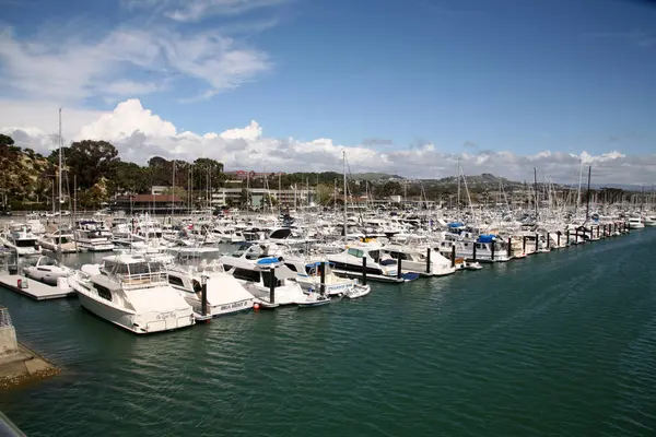 Dana Point. Dana Point, Güney Kaliforniya 'da, Orange County' de bir şehirdir. Dana Point Limanı, marinaları ve eklektik butikleriyle, yunus balıkları ve balina izleme gezileri için bir başlangıç noktasıdır. Dana Point 'te lüks yat ve teknelerin üzerinde gün batımı. 
