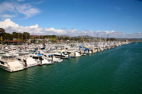 Dana Point. Dana Point, Güney Kaliforniya 'da, Orange County' de bir şehirdir. Dana Point Limanı, marinaları ve eklektik butikleriyle, yunus balıkları ve balina izleme gezileri için bir başlangıç noktasıdır. Dana Point 'te lüks yat ve teknelerin üzerinde gün batımı. 