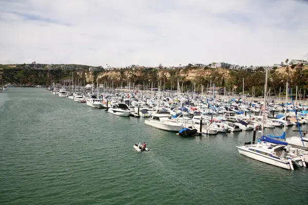 Dana Point. Dana Point, Güney Kaliforniya 'da, Orange County' de bir şehirdir. Dana Point Limanı, marinaları ve eklektik butikleriyle, yunus balıkları ve balina izleme gezileri için bir başlangıç noktasıdır. Dana Point 'te lüks yat ve teknelerin üzerinde gün batımı. 