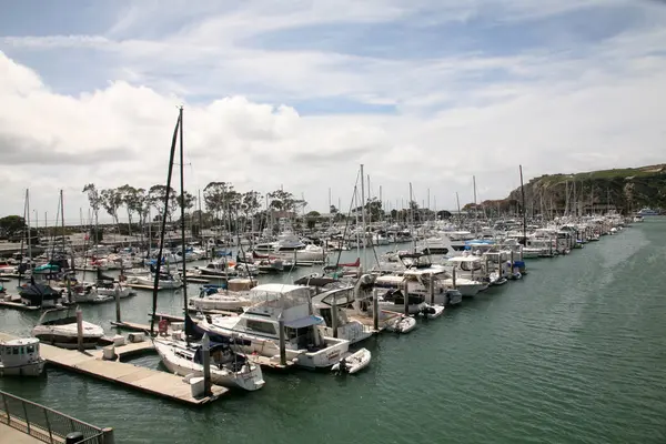 Dana Point. Dana Point, Güney Kaliforniya 'da, Orange County' de bir şehirdir. Dana Point Limanı, marinaları ve eklektik butikleriyle, yunus balıkları ve balina izleme gezileri için bir başlangıç noktasıdır. Dana Point 'te lüks yat ve teknelerin üzerinde gün batımı. 