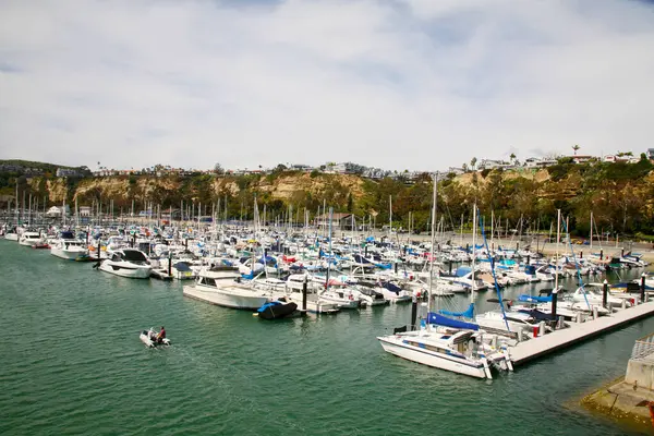 Dana Point. Dana Point, Güney Kaliforniya 'da, Orange County' de bir şehirdir. Dana Point Limanı, marinaları ve eklektik butikleriyle, yunus balıkları ve balina izleme gezileri için bir başlangıç noktasıdır. Dana Point 'te lüks yat ve teknelerin üzerinde gün batımı. 