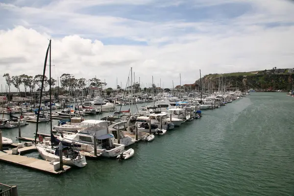 Dana Point. Dana Point, Güney Kaliforniya 'da, Orange County' de bir şehirdir. Dana Point Limanı, marinaları ve eklektik butikleriyle, yunus balıkları ve balina izleme gezileri için bir başlangıç noktasıdır. Dana Point 'te lüks yat ve teknelerin üzerinde gün batımı. 