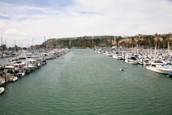 Dana Point. Dana Point, Güney Kaliforniya 'da, Orange County' de bir şehirdir. Dana Point Limanı, marinaları ve eklektik butikleriyle, yunus balıkları ve balina izleme gezileri için bir başlangıç noktasıdır. Dana Point 'te lüks yat ve teknelerin üzerinde gün batımı. 
