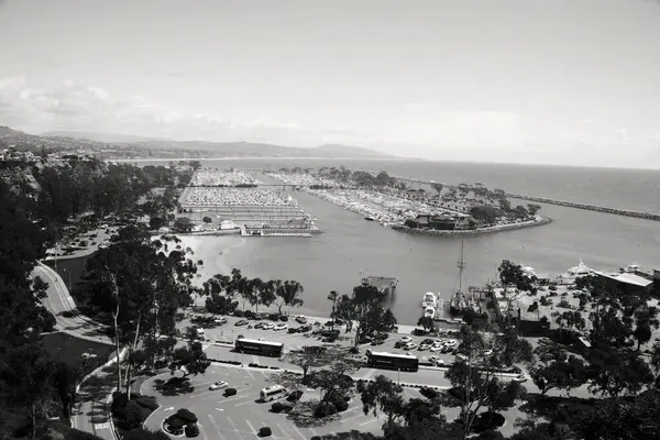 Dana Point. Dana Point, Güney Kaliforniya 'da, Orange County' de bir şehirdir. Dana Point Limanı, marinaları ve eklektik butikleriyle, yunus balıkları ve balina izleme gezileri için bir başlangıç noktasıdır. Dana Point 'te lüks yat ve teknelerin üzerinde gün batımı. 