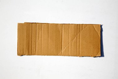 Karton. Beyazda izole edilmiş. Mesajlar ya da görüntüler için yeri olan boş bir karton. Beyaz arka planda yırtık bir karton parçası. Parçalanmış karton izole edilmiş. Karton yaprak dokusu. Geçmişi. Kahverengi kağıt deseni. Eski tarz karton. Boşluk. 