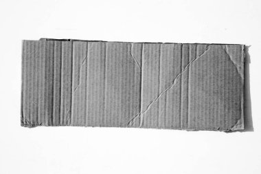 Karton. Beyazda izole edilmiş. Mesajlar ya da görüntüler için yeri olan boş bir karton. Beyaz arka planda yırtık bir karton parçası. Parçalanmış karton izole edilmiş. Karton yaprak dokusu. Geçmişi. Kahverengi kağıt deseni. Eski tarz karton. Boşluk. 