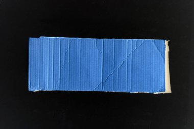 Karton. Beyazda izole edilmiş. Mesajlar ya da görüntüler için yeri olan boş bir karton. Beyaz arka planda yırtık bir karton parçası. Parçalanmış karton izole edilmiş. Karton yaprak dokusu. Geçmişi. Kahverengi kağıt deseni. Eski tarz karton. Boşluk. 