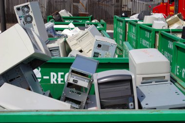 Geri dönüşüm İstasyonu. Çöp bidonlarını sırala. Çevre ve ekoloji. İnsanlar çöplerini özel bir geri dönüşüm istasyonuna geri dönüşüm için geri dönüştürüyorlar. Elektronik atık geri dönüşüm istasyonu. Kavramları geri dönüştür. Geri dönüşüm fabrikası. Elektronik.