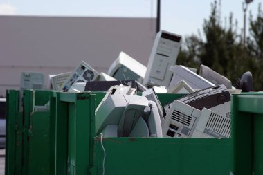 Geri dönüşüm İstasyonu. Çöp bidonlarını sırala. Çevre ve ekoloji. İnsanlar çöplerini özel bir geri dönüşüm istasyonuna geri dönüşüm için geri dönüştürüyorlar. Elektronik atık geri dönüşüm istasyonu. Kavramları geri dönüştür. Geri dönüşüm fabrikası. Elektronik.