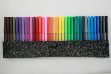 Keçeli kalemler. Genel keçeli kalemlerden oluşan bir gökkuşağı. Keçeli kalem seti. Büyük parlak renkler seti. Grafikler. Çizim. Rozet. Çıkartma. Sanat projeleri, boyama kitapları, ev işleri, çizgi romanlar, reklamcılık, dergiler, web tasarımı vs. için kullanılabilir.