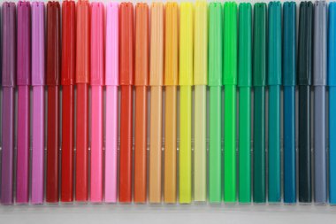 Keçeli kalemler. Genel keçeli kalemlerden oluşan bir gökkuşağı. Keçeli kalem seti. Büyük parlak renkler seti. Grafikler. Çizim. Rozet. Çıkartma. Sanat projeleri, boyama kitapları, ev işleri, çizgi romanlar, reklamcılık, dergiler, web tasarımı vs. için kullanılabilir.