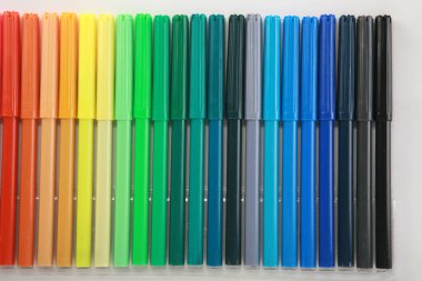 Keçeli kalemler. Genel keçeli kalemlerden oluşan bir gökkuşağı. Keçeli kalem seti. Büyük parlak renkler seti. Grafikler. Çizim. Rozet. Çıkartma. Sanat projeleri, boyama kitapları, ev işleri, çizgi romanlar, reklamcılık, dergiler, web tasarımı vs. için kullanılabilir.