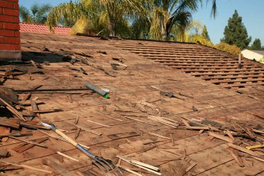 Oda Değiştirme. Çatı şantiyesi. Eski çatının kaldırılması. Yeni kiremitlerle değiştirilmiş. Ekipman ve onarım. Çatılar dünyadaki tüm konut projelerinin çok önemli bir parçasıdır. Yıkılmış ev çatısı. Bir çatının onarımı ve değiştirilmesi. 