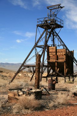 Altın madeni. Nevada Çölü 'nde eski bir Vahşi Batı Altın Madeni. Ölüm Vadisi, Kaliforniya. Eski Batı Altın Madeni. Terk edilmiş altın madeni. Ölüm Vadisi 'nin kayalık tepelerindeki eski paslı altın madeni. Ölüm Vadisi 'ndeki eski bir altın madeninin iskeleti. Eski Altın Madeni.   