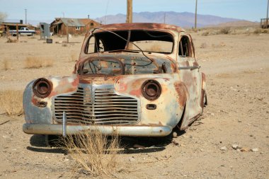 Hayalet kasaba. Kaliforniya ya da Nevada 'nın vahşi batısında 1800' lerden kalma gerçek bir hayalet kasabadaki eski bir altın madencisi kulübesi. Nevada ya da Kaliforniya 'nın 1800' lerin vahşi batı günlerindeki eski bir altın madeni hayalet kasabasının kalıntıları. Vahşi Batı 'nın hayalet kasabası. 