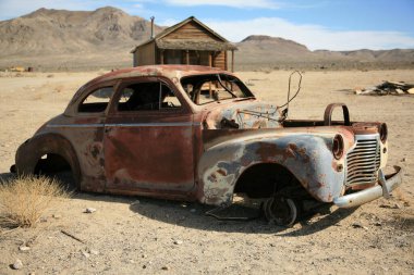 Hayalet kasaba. Kaliforniya ya da Nevada 'nın vahşi batısında 1800' lerden kalma gerçek bir hayalet kasabadaki eski bir altın madencisi kulübesi. Nevada ya da Kaliforniya 'nın 1800' lerin vahşi batı günlerindeki eski bir altın madeni hayalet kasabasının kalıntıları. Vahşi Batı 'nın hayalet kasabası. 