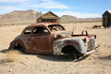 Hayalet kasaba. Kaliforniya ya da Nevada 'nın vahşi batısında 1800' lerden kalma gerçek bir hayalet kasabadaki eski bir altın madencisi kulübesi. Nevada ya da Kaliforniya 'nın 1800' lerin vahşi batı günlerindeki eski bir altın madeni hayalet kasabasının kalıntıları. Vahşi Batı 'nın hayalet kasabası. 