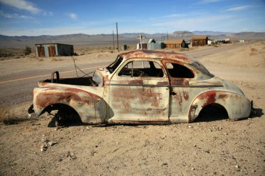 Hayalet kasaba. Kaliforniya ya da Nevada 'nın vahşi batısında 1800' lerden kalma gerçek bir hayalet kasabadaki eski bir altın madencisi kulübesi. Nevada ya da Kaliforniya 'nın 1800' lerin vahşi batı günlerindeki eski bir altın madeni hayalet kasabasının kalıntıları. Vahşi Batı 'nın hayalet kasabası. 