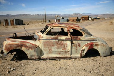 Hayalet kasaba. Kaliforniya ya da Nevada 'nın vahşi batısında 1800' lerden kalma gerçek bir hayalet kasabadaki eski bir altın madencisi kulübesi. Nevada ya da Kaliforniya 'nın 1800' lerin vahşi batı günlerindeki eski bir altın madeni hayalet kasabasının kalıntıları. Vahşi Batı 'nın hayalet kasabası. 