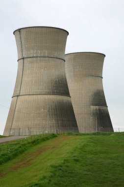 Nükleer Santral. Isı kaynağının nükleer reaktör olduğu bir nükleer santralin soğutma kuleleri. Ucuz enerji kaynağı. Nükleer güç. Radyasyon tehlikesi. Nükleer atık. Soğutma kuleleri. Nükleer güç. Elektrik Üretimi. 