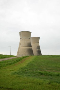 Nükleer Santral. Isı kaynağının nükleer reaktör olduğu bir nükleer santralin soğutma kuleleri. Ucuz enerji kaynağı. Nükleer güç. Radyasyon tehlikesi. Nükleer atık. Soğutma kuleleri. Nükleer güç. Elektrik Üretimi. 