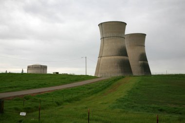 Nükleer Santral. Isı kaynağının nükleer reaktör olduğu bir nükleer santralin soğutma kuleleri. Ucuz enerji kaynağı. Nükleer güç. Radyasyon tehlikesi. Nükleer atık. Soğutma kuleleri. Nükleer güç. Elektrik Üretimi. 