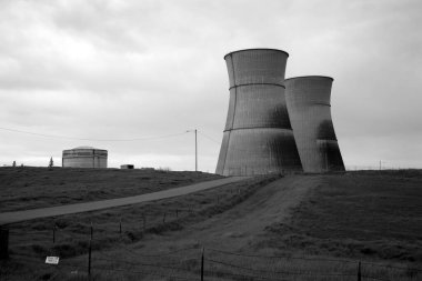 Nükleer Santral. Isı kaynağının nükleer reaktör olduğu bir nükleer santralin soğutma kuleleri. Ucuz enerji kaynağı. Nükleer güç. Radyasyon tehlikesi. Nükleer atık. Soğutma kuleleri. Nükleer güç. Elektrik Üretimi. 