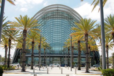 Anaheim California, Amerika Birleşik Devletleri - 3 Mart. 3021: Anaheim Bölgesel Ulaşım Merkezi ARTIC, Anaheim, Kaliforniya 'da bulunan bir ara modüller arası ulaşım merkezidir. Bu merkez, banliyö sakinleri için tren yolu, otobüs, taksi ve diğer hizmetleri sunar.. 