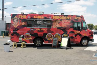 Anaheim, California - ABD - 21 Ağustos 2025: Izgara çavuşu. Toplu bahçe satışında aç müşteriler için bir yemek kamyonu hazırlandı. İnsanlar Yard Pazarlama ve Takas Buluşmaları 'nda hazine ararken acıkıyor. Bir kamyondan yemek ye. 