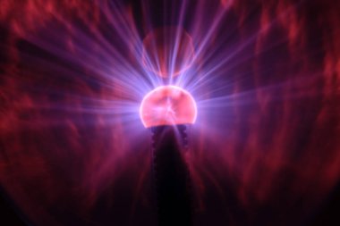 Plazma lambası. Plazma lambası Nikola Tesla tarafından yüksek voltajı incelemek için boşaltılmış bir cam tüpte yüksek frekanslı akımlarla yaptığı deneyler sırasında icat edildi. En güzel ışık. Plazma topu. Nikola Tesla 'dan sihirli plazma lambası.