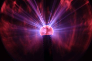 Plazma lambası. Plazma lambası Nikola Tesla tarafından yüksek voltajı incelemek için boşaltılmış bir cam tüpte yüksek frekanslı akımlarla yaptığı deneyler sırasında icat edildi. En güzel ışık. Plazma topu. Nikola Tesla 'dan sihirli plazma lambası.