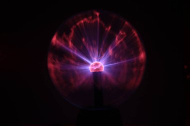 Plazma lambası. Plazma lambası Nikola Tesla tarafından yüksek voltajı incelemek için boşaltılmış bir cam tüpte yüksek frekanslı akımlarla yaptığı deneyler sırasında icat edildi. En güzel ışık. Plazma topu. Nikola Tesla 'dan sihirli plazma lambası.