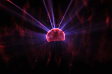 Plazma lambası. Plazma lambası Nikola Tesla tarafından yüksek voltajı incelemek için boşaltılmış bir cam tüpte yüksek frekanslı akımlarla yaptığı deneyler sırasında icat edildi. En güzel ışık. Plazma topu. Nikola Tesla 'dan sihirli plazma lambası.