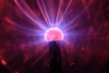 Plazma lambası. Plazma lambası Nikola Tesla tarafından yüksek voltajı incelemek için boşaltılmış bir cam tüpte yüksek frekanslı akımlarla yaptığı deneyler sırasında icat edildi. En güzel ışık. Plazma topu. Nikola Tesla 'dan sihirli plazma lambası.
