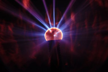 Plazma lambası. Plazma lambası Nikola Tesla tarafından yüksek voltajı incelemek için boşaltılmış bir cam tüpte yüksek frekanslı akımlarla yaptığı deneyler sırasında icat edildi. En güzel ışık. Plazma topu. Nikola Tesla 'dan sihirli plazma lambası.