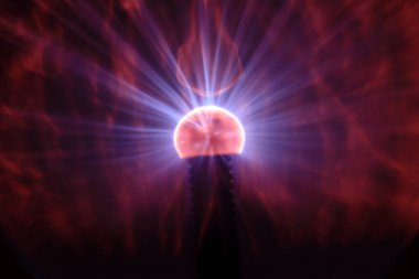 Plazma lambası. Plazma lambası Nikola Tesla tarafından yüksek voltajı incelemek için boşaltılmış bir cam tüpte yüksek frekanslı akımlarla yaptığı deneyler sırasında icat edildi. En güzel ışık. Plazma topu. Nikola Tesla 'dan sihirli plazma lambası.