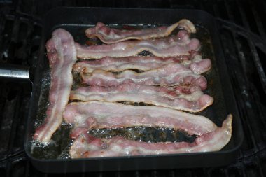 Domuz pastırması. Kızarmış Domuz Göbeği Şeritleri. Domuz pastırması. Kızarmış Pastırma. Kamp ateşi üzerinde domuz pastırması pişirmek. Dökme demir tavada pişirilmiş pastırma. Kahvaltıya hazırım. Pastırma dünyadaki aç insanlar tarafından beğenilir. Pastırma lezzetli ve yemeye hazır. Afiyet olsun.