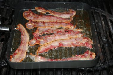 Domuz pastırması. Kızarmış Domuz Göbeği Şeritleri. Domuz pastırması. Kızarmış Pastırma. Kamp ateşi üzerinde domuz pastırması pişirmek. Dökme demir tavada pişirilmiş pastırma. Kahvaltıya hazırım. Pastırma dünyadaki aç insanlar tarafından beğenilir. Pastırma lezzetli ve yemeye hazır. Afiyet olsun.