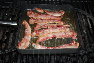 Domuz pastırması. Kızarmış Domuz Göbeği Şeritleri. Domuz pastırması. Kızarmış Pastırma. Kamp ateşi üzerinde domuz pastırması pişirmek. Dökme demir tavada pişirilmiş pastırma. Kahvaltıya hazırım. Pastırma dünyadaki aç insanlar tarafından beğenilir. Pastırma lezzetli ve yemeye hazır. Afiyet olsun.