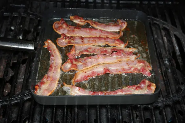 Domuz pastırması. Kızarmış Domuz Göbeği Şeritleri. Domuz pastırması. Kızarmış Pastırma. Kamp ateşi üzerinde domuz pastırması pişirmek. Dökme demir tavada pişirilmiş pastırma. Kahvaltıya hazırım. Pastırma dünyadaki aç insanlar tarafından beğenilir. Pastırma lezzetli ve yemeye hazır. Afiyet olsun.