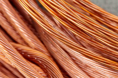 Bakır tel. Bakır kablo. Metal geri dönüşümü. Geri dönüşüm için kablo topluyorum. Bakır tel. Eski bakır teli geri dönüşüm için hurdaya çıkar. Demir içermeyen metaller. Elektrik tesisatı. Berilyum bakır kablo. Kablo. 