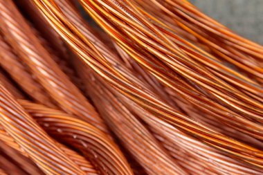 Bakır tel. Bakır kablo. Metal geri dönüşümü. Geri dönüşüm için kablo topluyorum. Bakır tel. Eski bakır teli geri dönüşüm için hurdaya çıkar. Demir içermeyen metaller. Elektrik tesisatı. Berilyum bakır kablo. Kablo. 